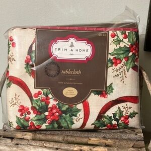 VINTAGE TRIM A HOME HOLLY LEAVES, BERRIES & RED RIBBON CHRISTMAS TABLECLOTH